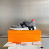 Bouncing Sneaker