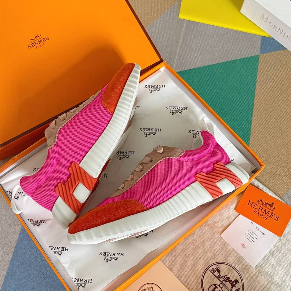 Bouncing Sneaker