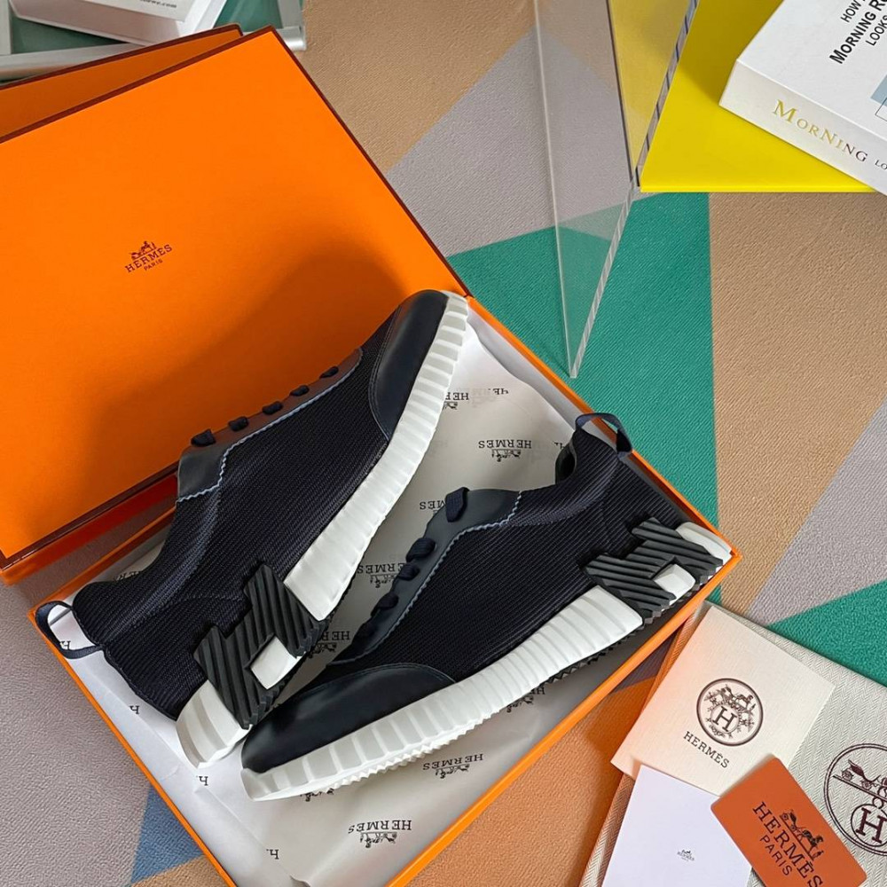Bouncing Sneaker