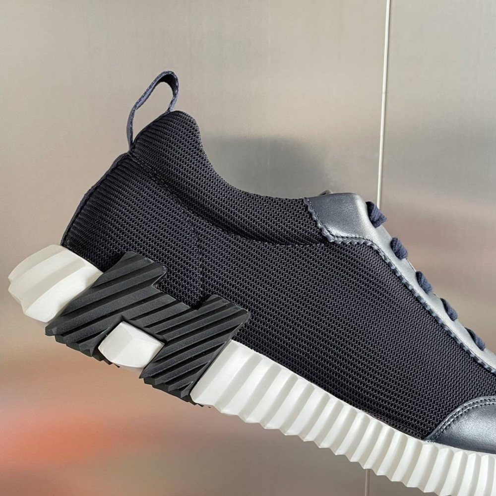 Bouncing Sneaker