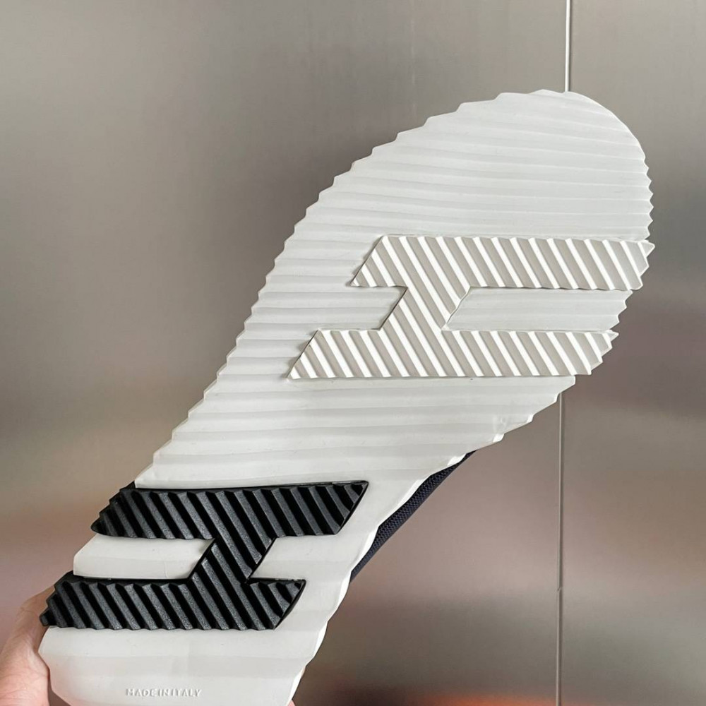 Bouncing Sneaker