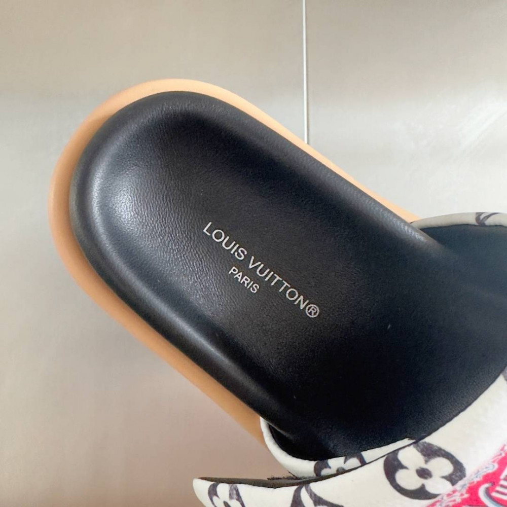 LV Pool Pillow Comfort-11