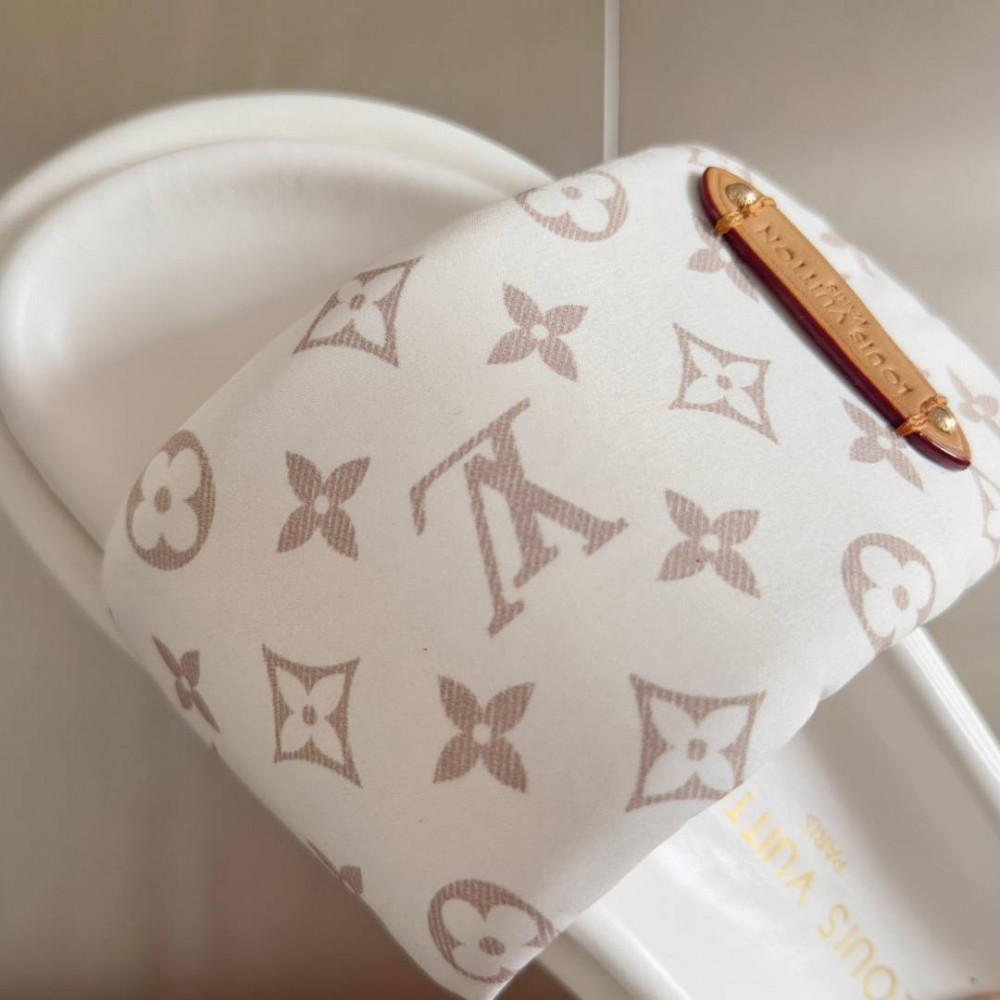 LV Pool Pillow Comfort-17