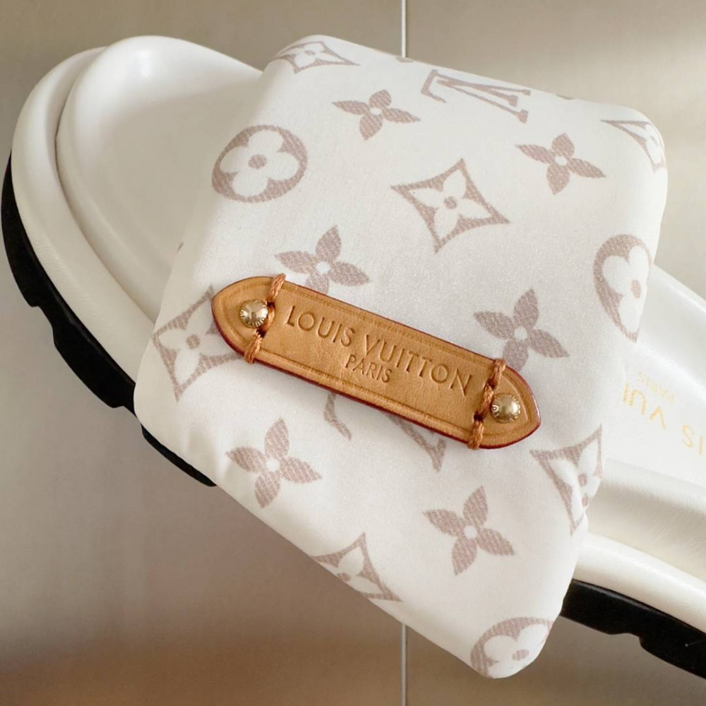LV Pool Pillow Comfort-17